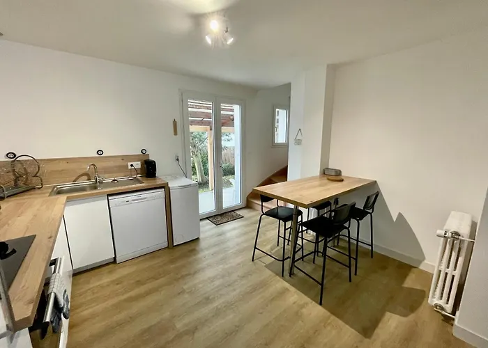 La Maison Aux Volets Bleus アパート *