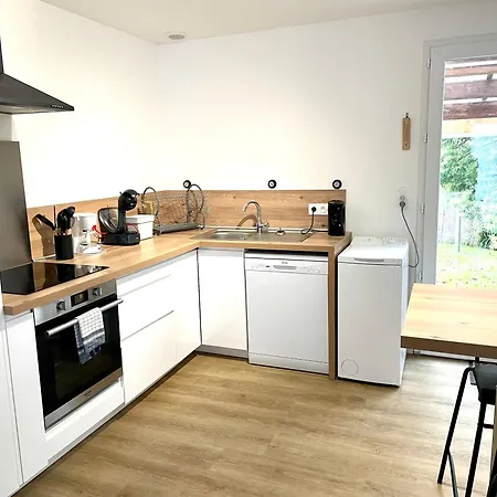 La Maison Aux Volets Bleus شقة